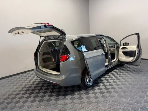 Used 2024 Chrysler Pacifica Limited FWD image 29