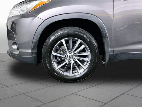 Used 2019 Toyota Highlander XLE AWD/4WD image 11