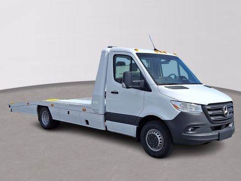 New 2025 Mercedes-Benz Sprinter 4500 image 3