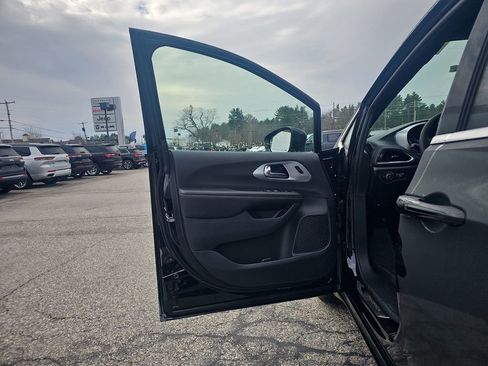 New 2026 Chrysler Pacifica Limited image 11