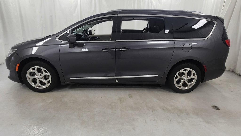 Used 2017 Chrysler Pacifica Touring-L Plus FWD image 6
