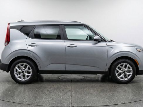 Used 2025 Kia Soul LX w/ LX Technology Package FWD image 11