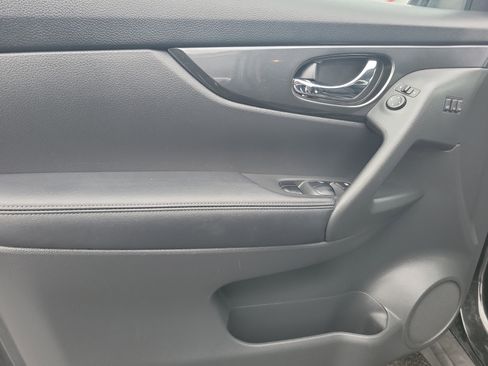 Used 2018 Nissan Rogue SV w/ Premium Package image 19