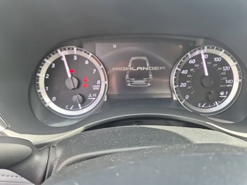 Used 2023 Toyota Highlander XLE image 6