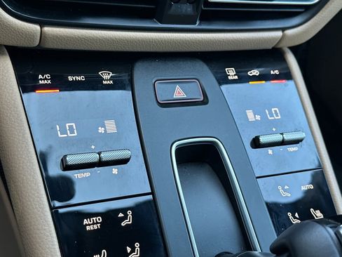 Certified 2025 Porsche Macan AWD/4WD image 23