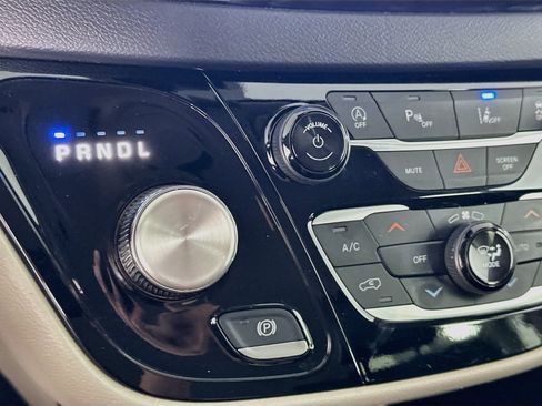 Used 2024 Chrysler Pacifica Touring-L FWD image 24