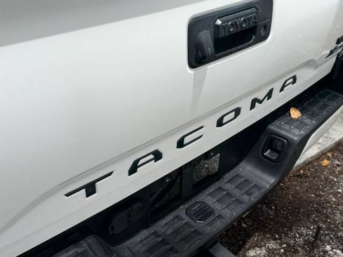 Used 2022 Toyota Tacoma TRD Off-Road w/ Technology Package AWD/4WD image 10