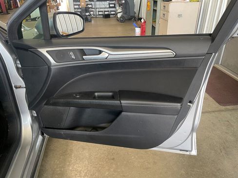 Used 2020 Ford Fusion SE FWD image 19