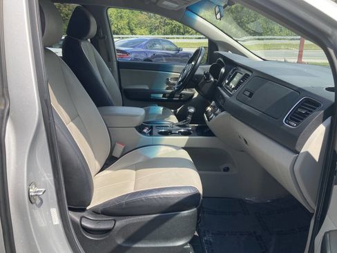 Used 2019 Kia Sedona EX image 13