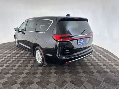 Used 2023 Chrysler Pacifica Touring-L FWD image 9