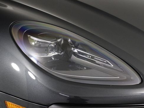 Certified 2025 Porsche Macan S image 28