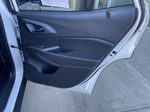 Used 2025 Chevrolet Trax LT FWD image 36
