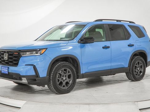 Certified 2025 Honda Pilot TrailSport image 5