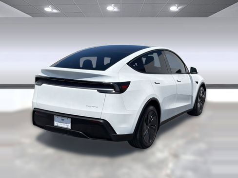 Used 2026 Tesla Model Y AWD image 8