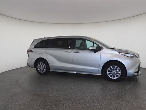 Used 2023 Toyota Sienna XLE image 25