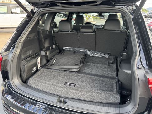 Certified 2024 Volkswagen Tiguan SE R-Line image 40