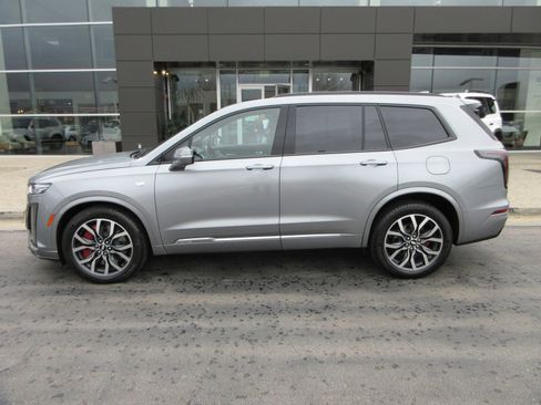 Used 2025 Cadillac XT6 Sport w/ Technology Package image 4