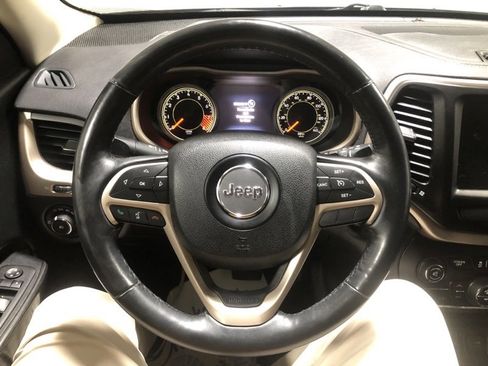 Used 2015 Jeep Cherokee Limited image 23