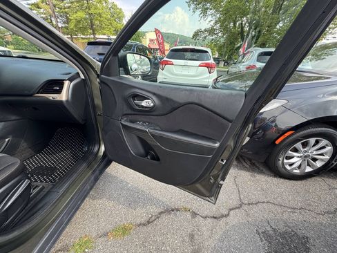 Used 2015 Jeep Cherokee Sport w/ Cold Weather Group AWD/4WD image 18
