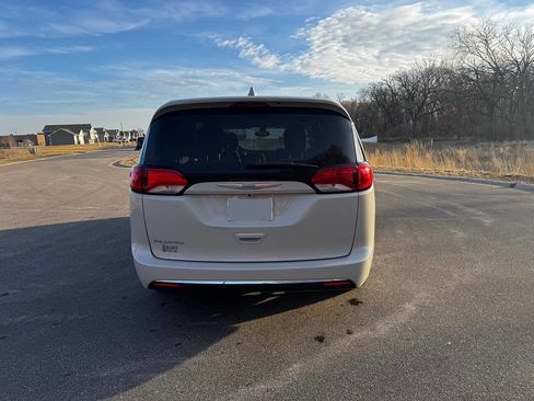Used 2017 Chrysler Pacifica Touring Plus w/ Tire & Wheel Group image 5