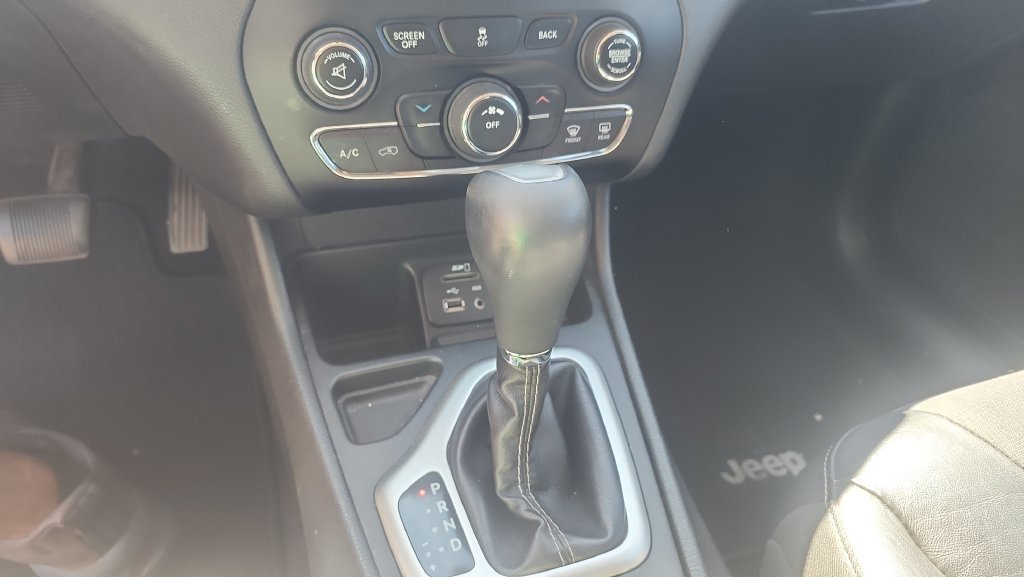 Used 2018 Jeep Cherokee Latitude Plus FWD image 18