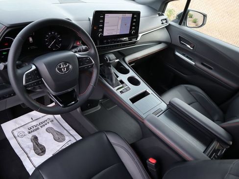 Used 2022 Toyota Sienna XSE image 9