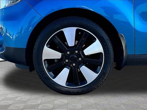 Used 2018 Kia Soul + FWD image 32