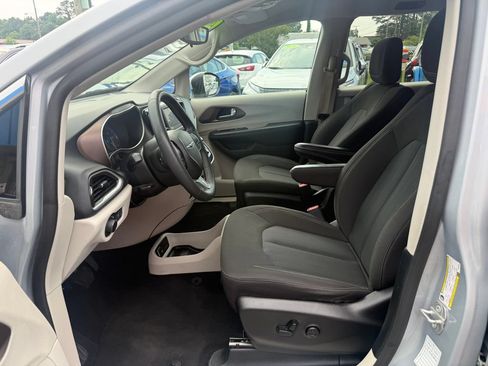 Used 2023 Chrysler Voyager LX FWD image 14