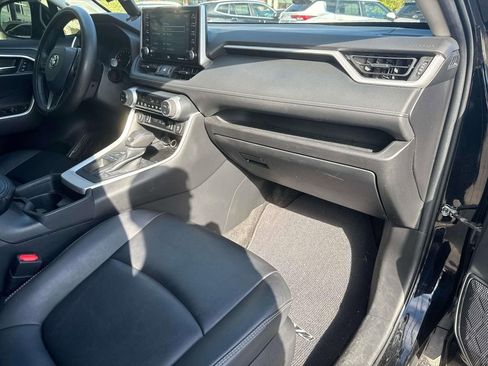 Used 2021 Toyota RAV4 XLE Premium image 12