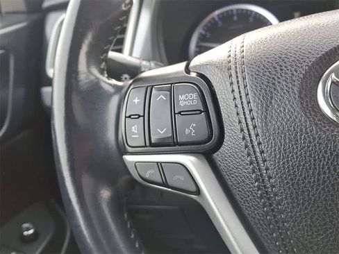 Used 2019 Toyota Highlander XLE image 17