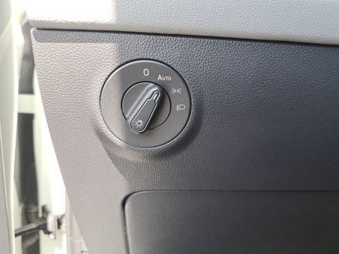 Used 2023 Volkswagen Taos SE w/ Panoramic Sunroof Package FWD image 24
