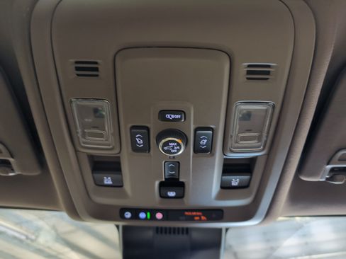 Used 2025 GMC Yukon Denali w/ Sun & Power Step Package AWD/4WD image 12