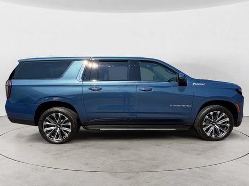 Used 2026 Chevrolet Suburban High Country AWD/4WD image 4