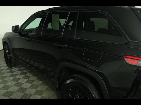 Used 2025 Jeep Grand Cherokee Altitude AWD/4WD image 17
