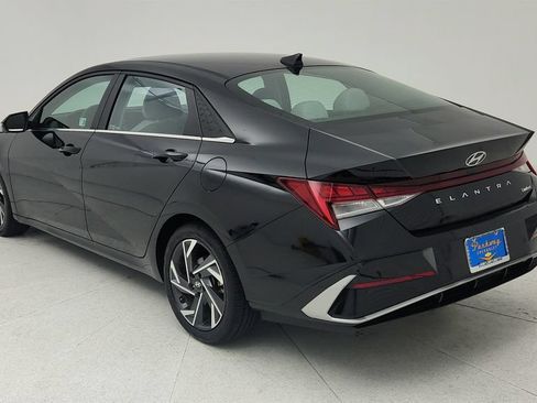 Used 2024 Hyundai Elantra Limited FWD image 5
