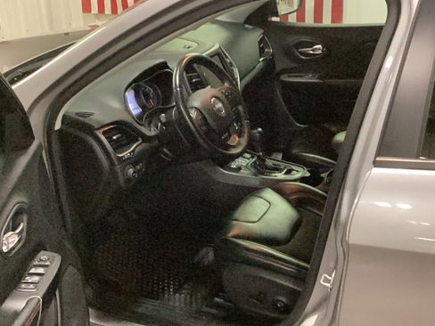 Used 2019 Jeep Cherokee Trailhawk image 10