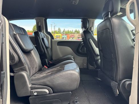 Used 2017 Dodge Grand Caravan SXT FWD image 18