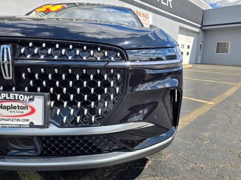 Used 2024 Lincoln Nautilus Premier image 3