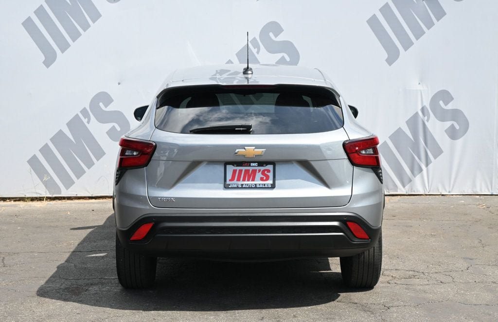 Used 2024 Chevrolet Trax LS w/ Driver Confidence Package FWD image 5