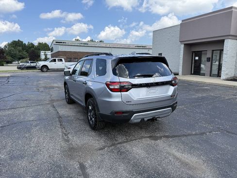 Used 2025 Honda Pilot TrailSport image 7