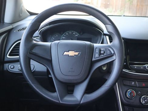 Used 2018 Chevrolet Trax LS AWD/4WD image 18