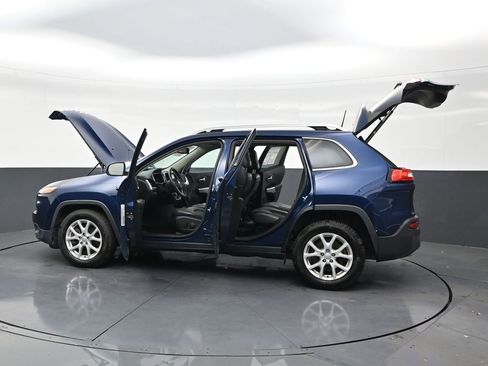 Used 2018 Jeep Cherokee Latitude Plus w/ Cold Weather Group image 29