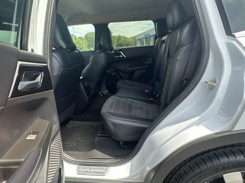 Used 2025 Mitsubishi Outlander SE FWD image 11