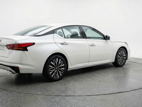 Used 2025 Nissan Altima 2.5 SV FWD image 9