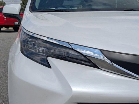 Used 2025 Toyota Sienna XLE FWD image 10