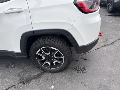 Used 2024 Jeep Compass Trailhawk image 7