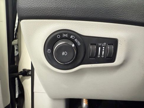 Used 2018 Jeep Compass Latitude w/ Popular Equipment Group FWD image 23