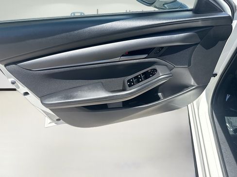 Used 2020 MAZDA MAZDA3 Sedan FWD image 19