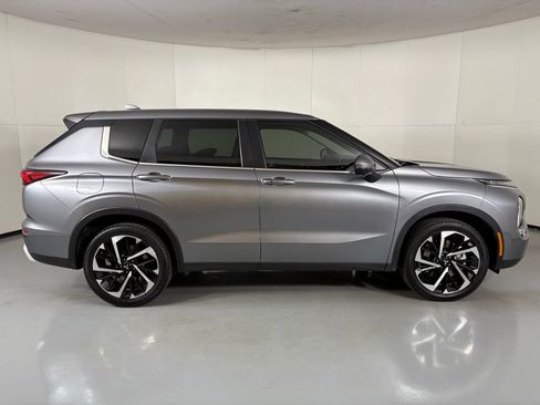 Used 2024 Mitsubishi Outlander SE image 9
