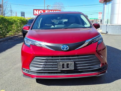 Used 2021 Toyota Sienna LE FWD image 2